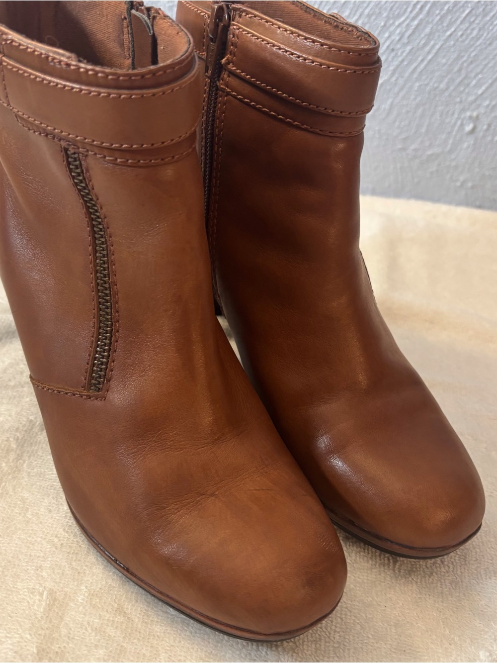 Clarks Ramie Carmel Brown Leather Ankle Booties Side Zip SZ 7 M fabric lined
